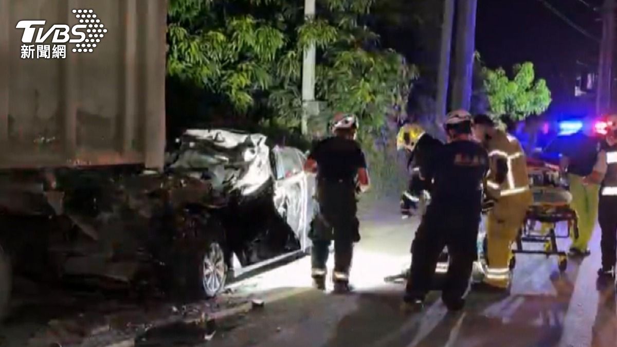 砂石車車主則指出,車輛被撞到位移,他聽到聲音就出來查看,認為對方開很快,最少也破百。(圖/TVBS)