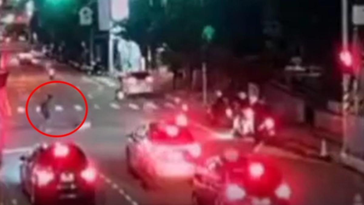 男子在路上來回跑,甚至還亂丟三角錐。(圖/TVBS)