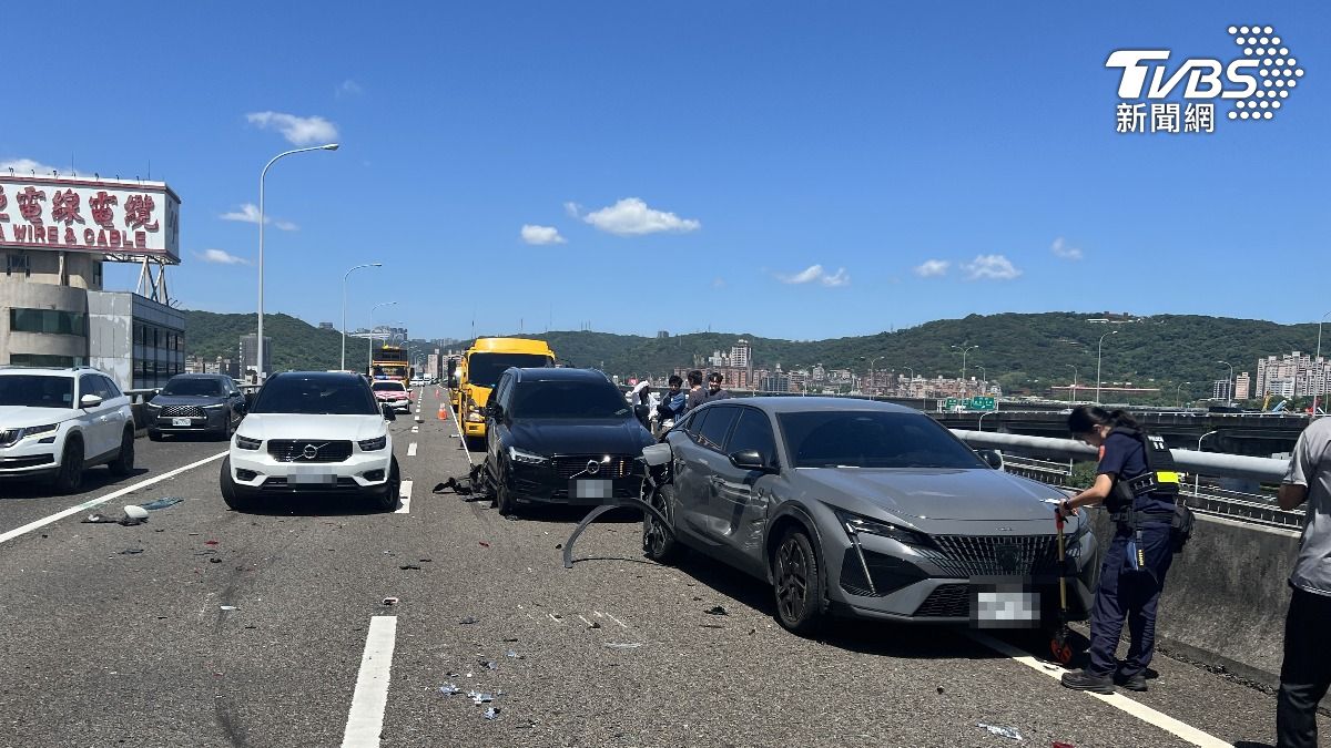 國1五楊高架連環車禍！5車連撞釀2傷塞爆　車流回堵1公里