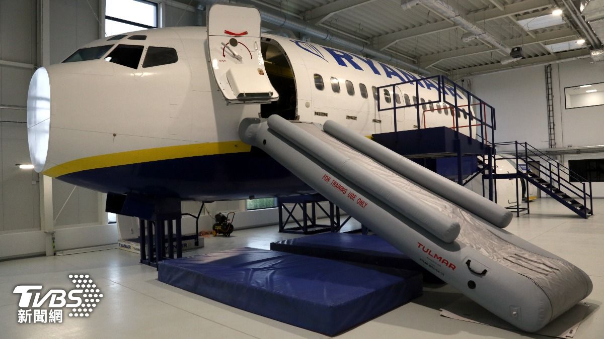 美國聯邦航空總署（FAA）發出警告，提醒旅客搭機遇到緊急狀況撤離時，千萬不要帶著行李逃生。(示意圖／shutterstock 達志影像)