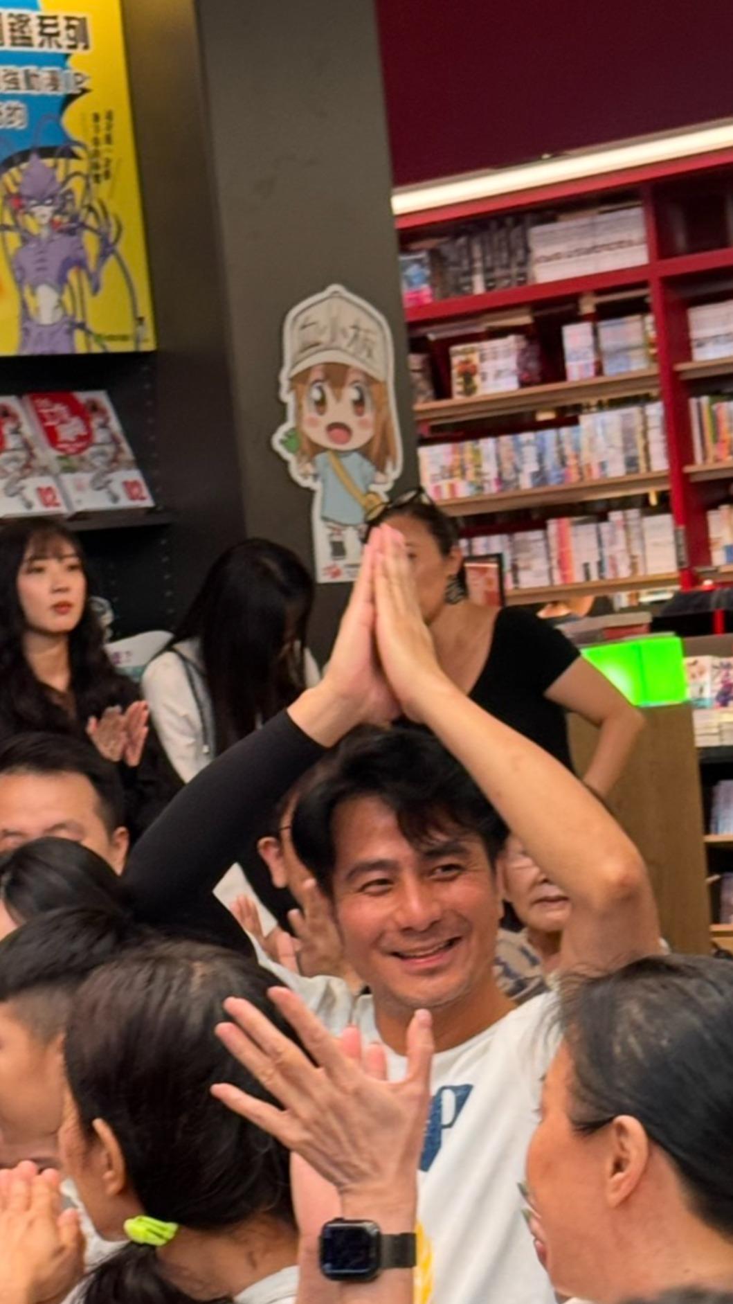 郭彥甫驚喜現身簽書會。（圖／醫願診所提供）