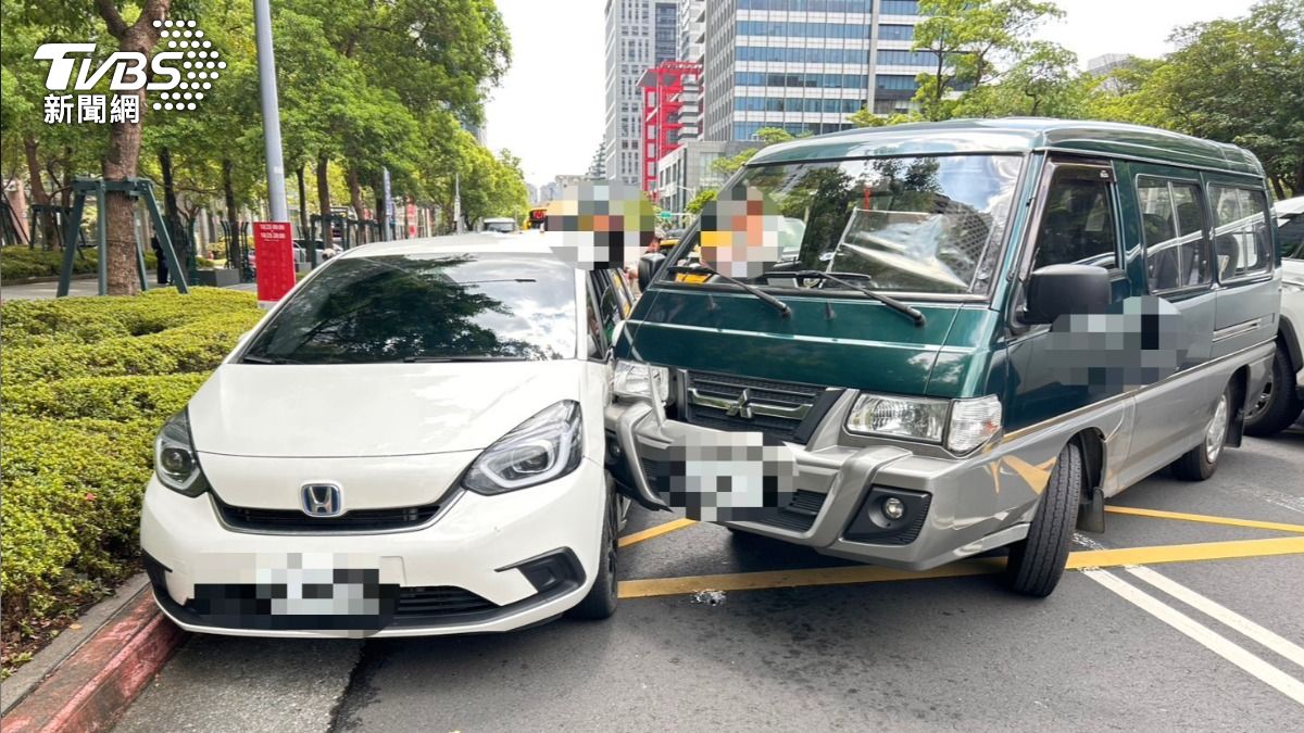 廂型車擦撞路邊直行車。（圖／TVBS）