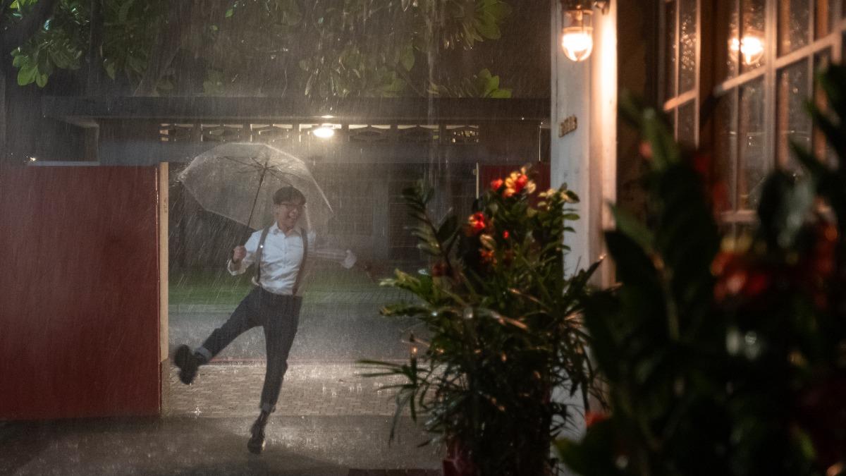 派翠克領便當後奇蹟回歸！「雨中跳舞」全身濕　場面超魔幻