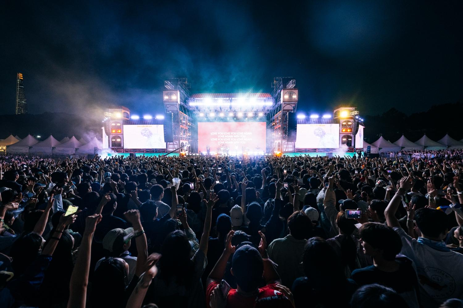 入夜後的首爾公園音樂節,全場觀眾舉手應援。(圖/CJ ENM Hong Kong Ltd.提供)