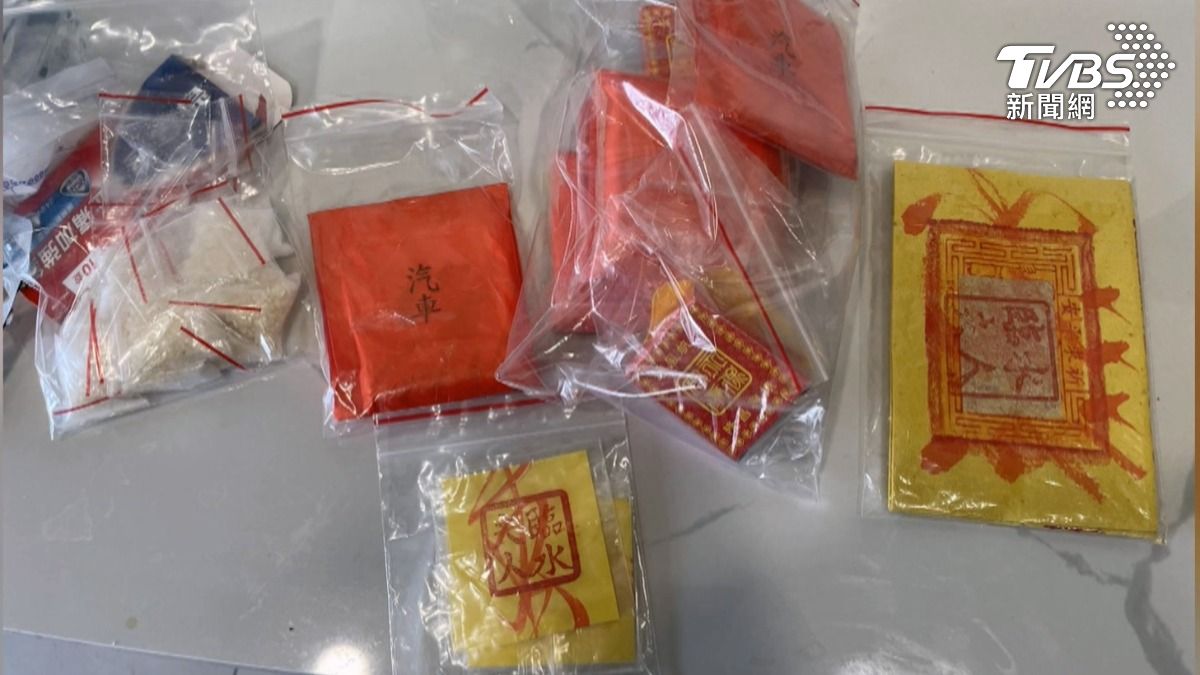 警方清點證物發現嫌犯疑似為求財求平安而供奉神明,但供奉對象竟是以求子、安產聞名的臨水夫人,疑似拜錯神明。(圖/TVBS)