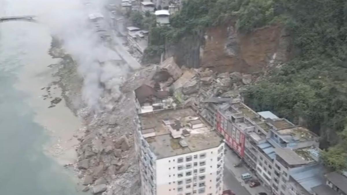 大陸重慶彭水縣17日上午9時許發生大規模山崩，整片山體突然崩塌，大片土石瞬間吞噬十多棟民宅（圖／微博）