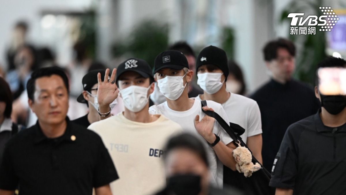 韓流旋風強勢席捲高雄,17日下午EXO五名成員抵達小港機場,吸引近千名粉絲湧入接機。(圖/TVBS)