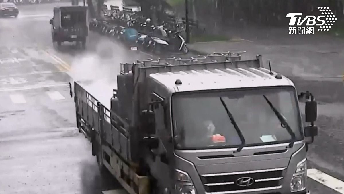 經警方調查，駕駛因天雨未確實綁牢鋼瓶，導致傾倒外洩。（圖／TVBS）