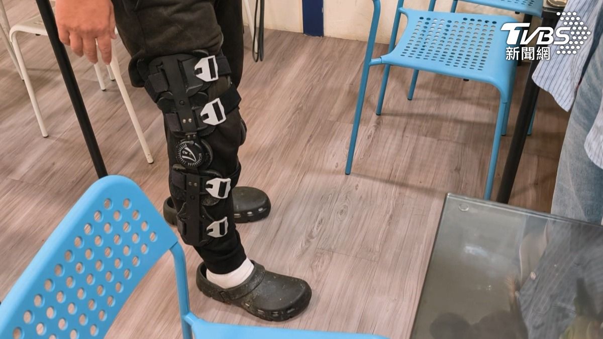 台南一名餐廳主廚王先生指控，5月份在超商購物因冷氣疑似漏水導致他滑倒，造成雙腳十字韌帶斷裂。（圖／TVBS）