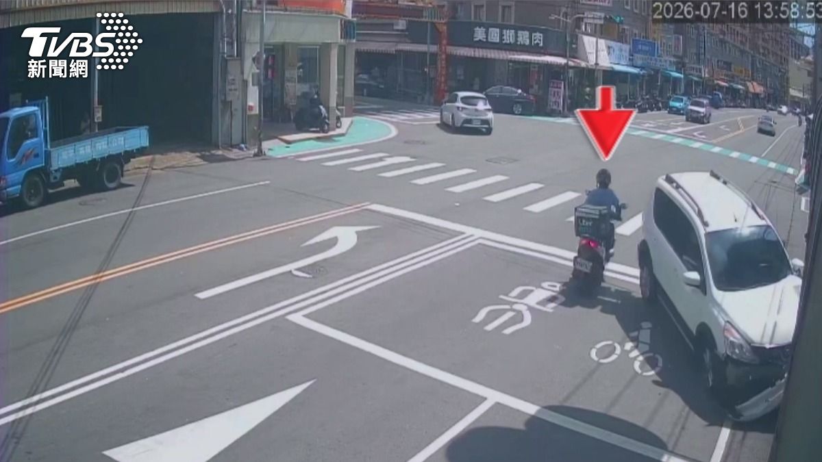 台中女駕駛疑身體不適「失控逆向」撞路邊，驚險瞬間曝。(圖／民眾提供)