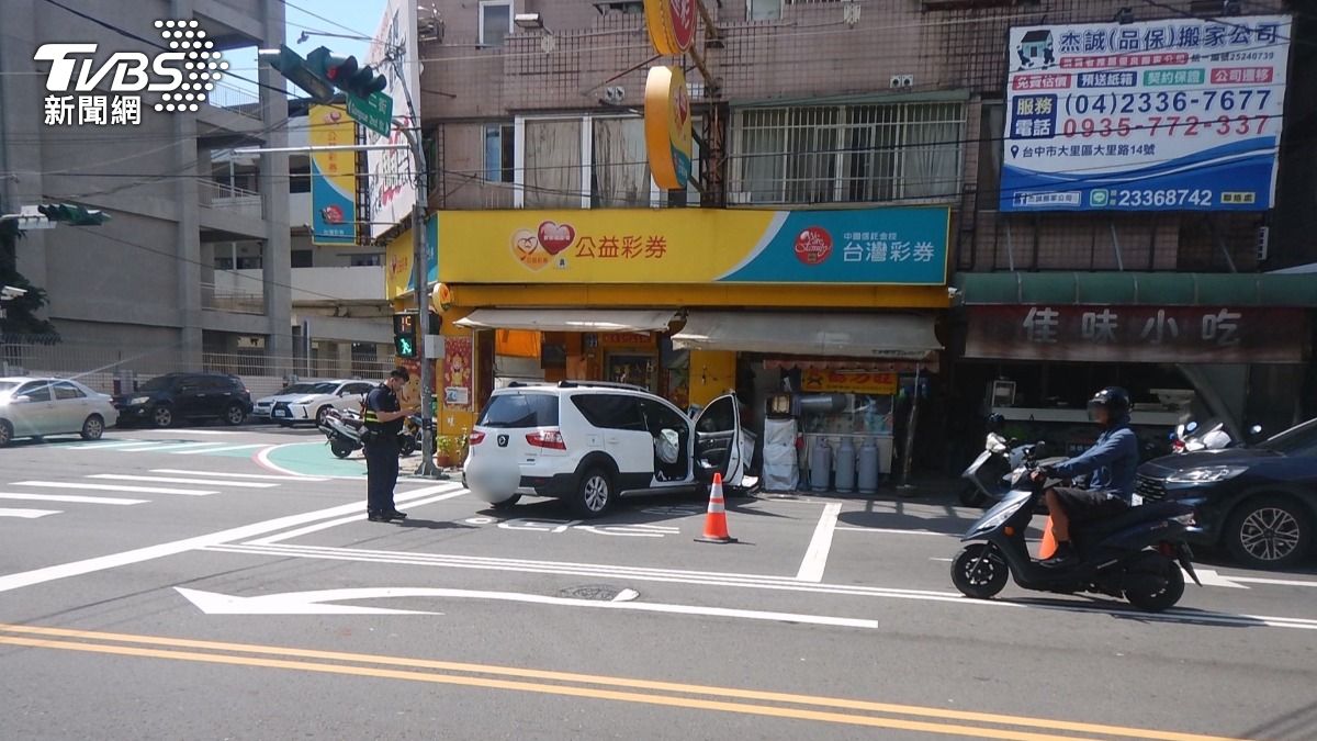 42歲余姓女駕駛疑似身體不適，造成電信交接箱損壞，估計修理費用高達40萬元。(圖／TVBS)