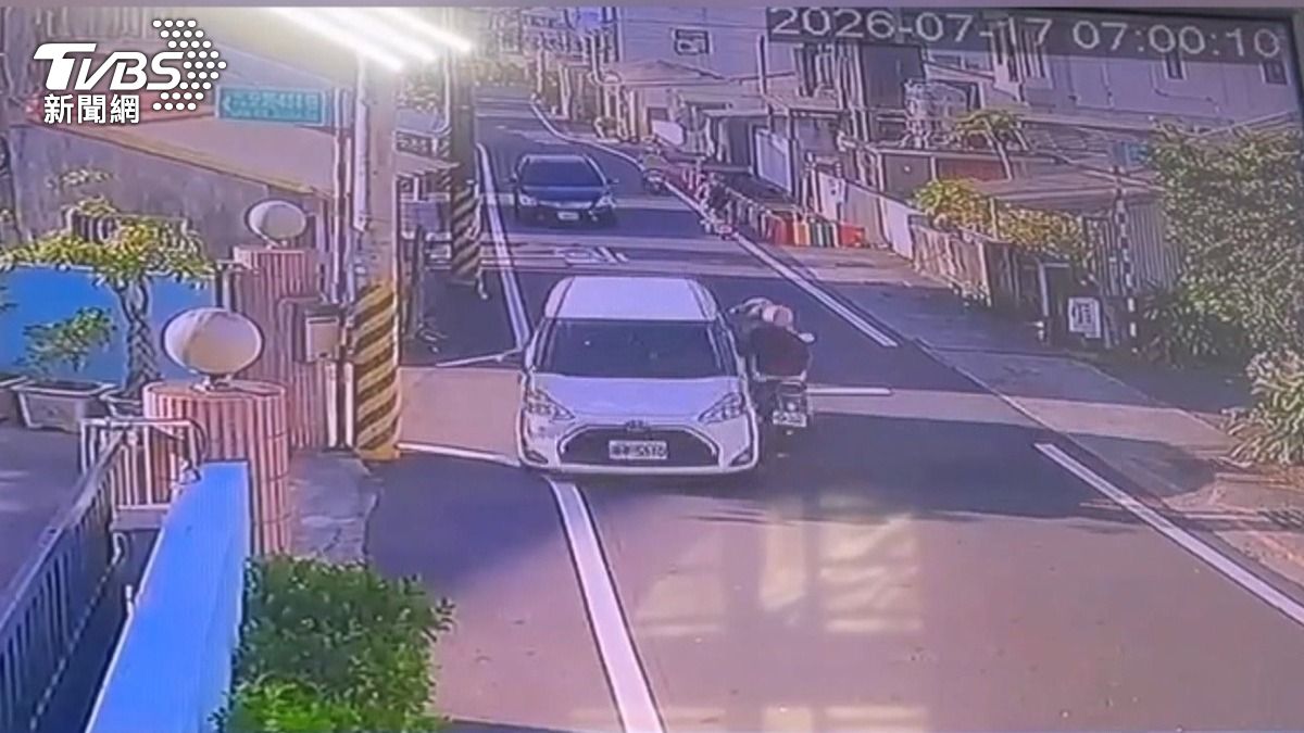 46歲陳姓駕駛與26歲機車騎士，由於現場沒有標線，警方初步判斷兩車都有過錯。(圖／民眾提供)
