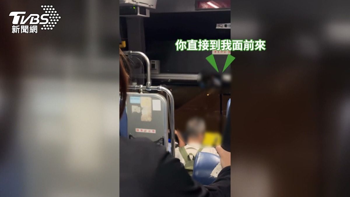 這名喝得爛醉的男子在水湳站上車後，不僅坐到駕駛座附近，還不停找駕駛聊天，嚴重影響行車安全。(圖／民眾提供)