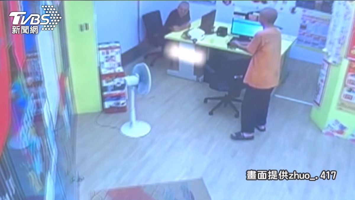 皮夾內有1萬學費！阿伯撿走「說要送警局」　監視器拍下他說完秒偷。(圖／民眾提供)