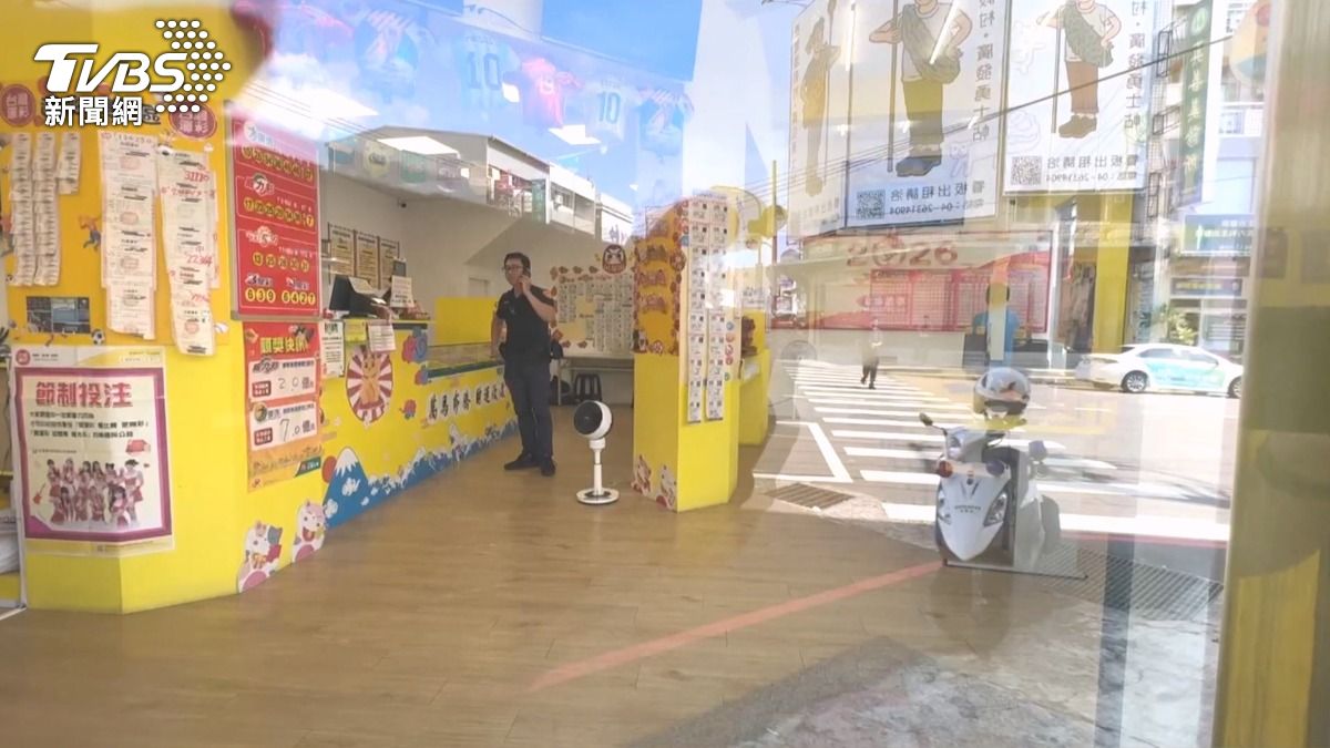 店員告知阿伯當時表示要將錢包拿去派出所，但警方卻遲遲等不到人。(圖／TVBS)