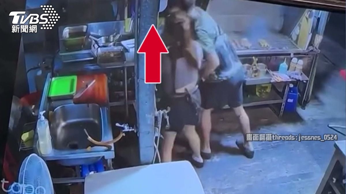 張姓老翁在西螺黃昏市場旁的燒烤攤前，與老闆娘發生激烈爭執，現場顧客全都嚇傻。(圖／民眾提供)