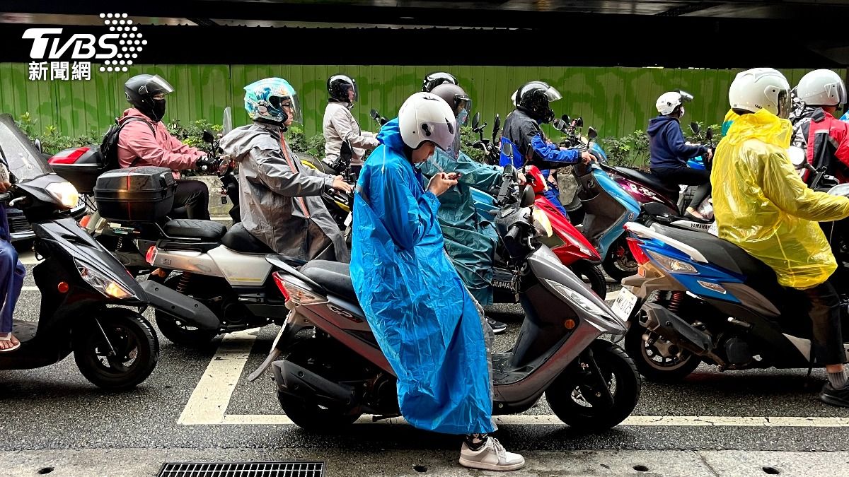 環境部組長董曉音說明雨衣異味成因。（示意圖／shutterstock達志影像）