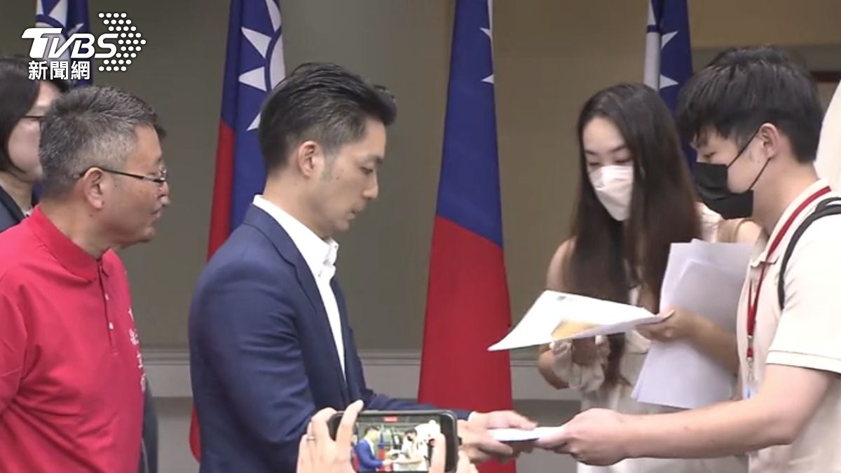 幼兒園爆出虐童案,台北市長蔣萬安在議會大廳親自接下家長陳情信,神色凝重聆聽訴求。(圖/TVBS)