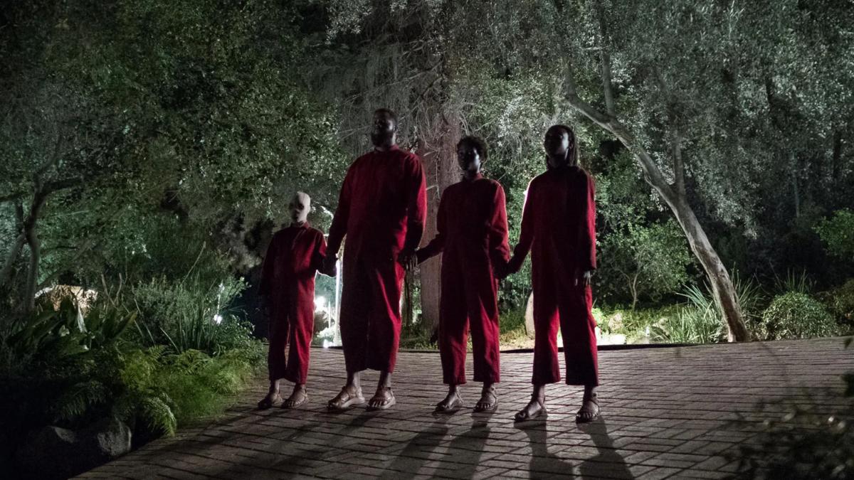 《我們》（2019）片中身穿紅色連身服的分身，目的是殺害並強行取代本尊。（圖／Park Circus_Universal提供）
