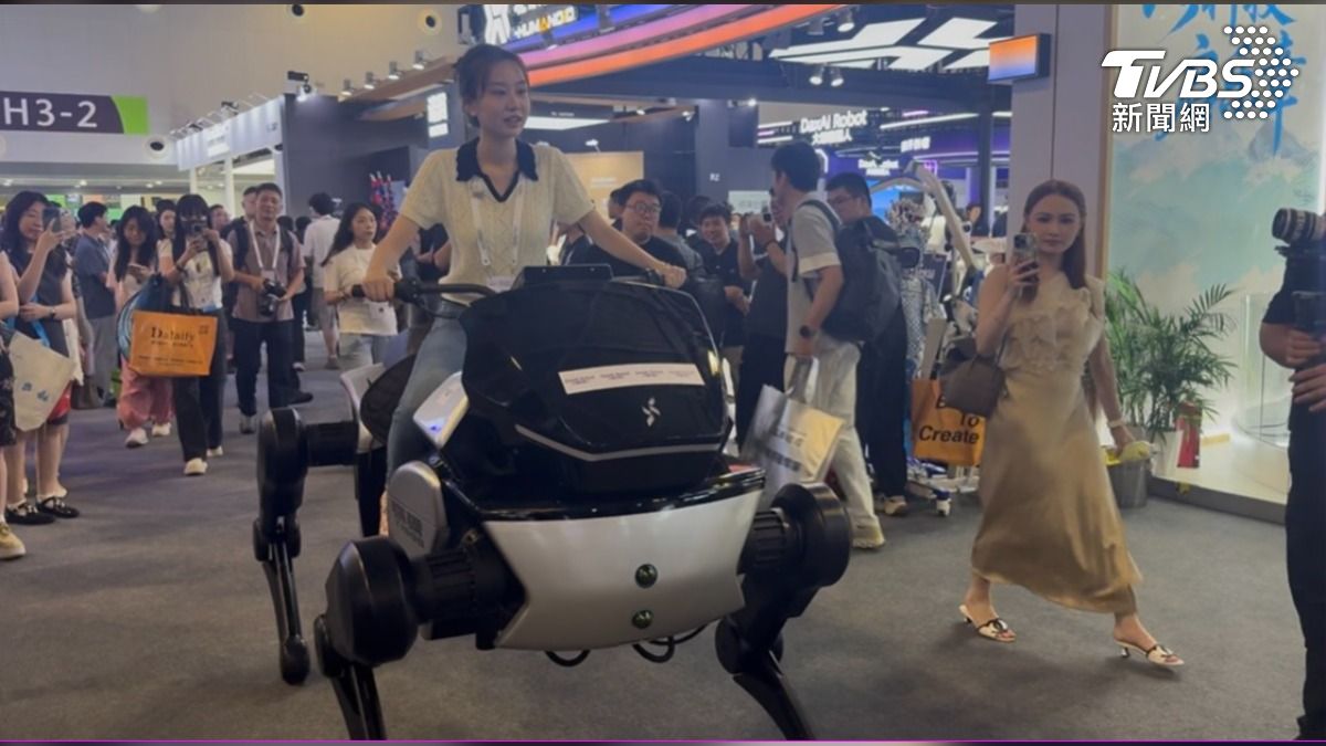 上海人工智慧大會上展示的噸級重載四足機器人「大咖機器馬」。(圖/TVBS)