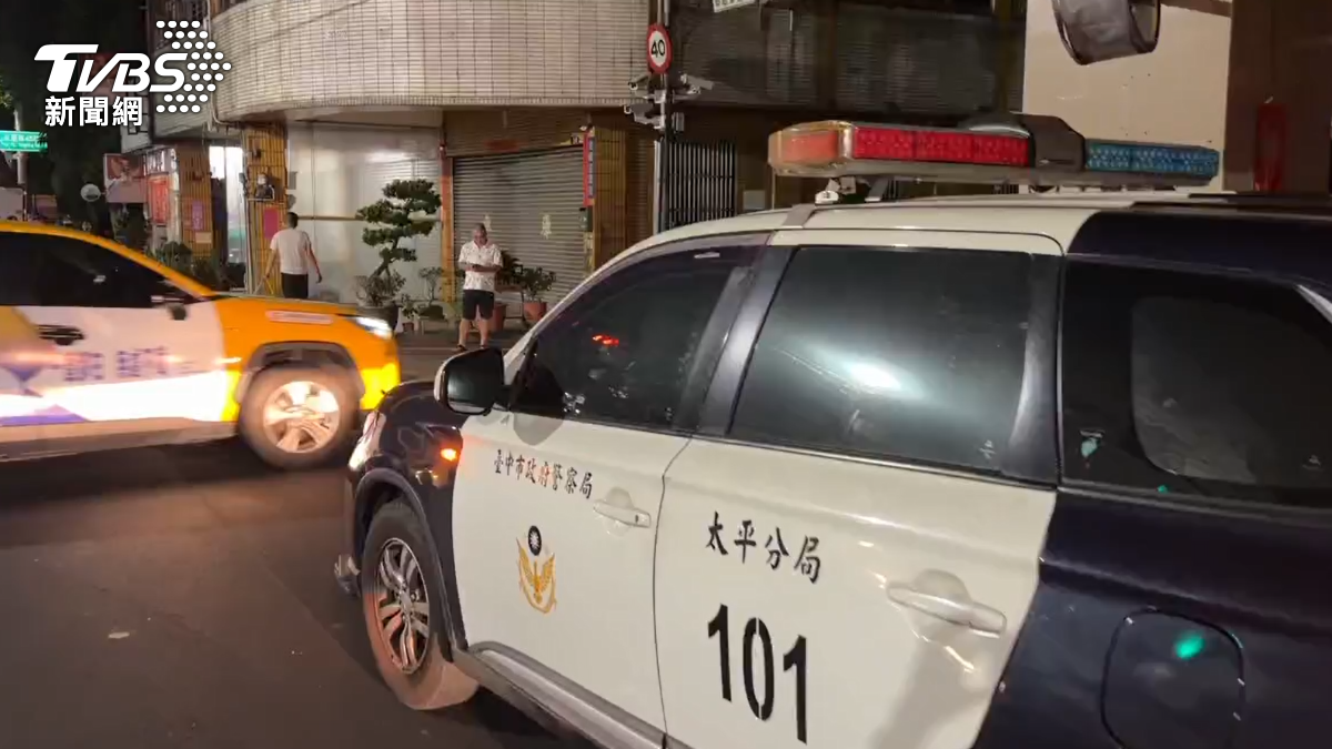有片/台中女騎士疑闖紅燈!撞貨車噴飛重摔 頭部重創沒心跳