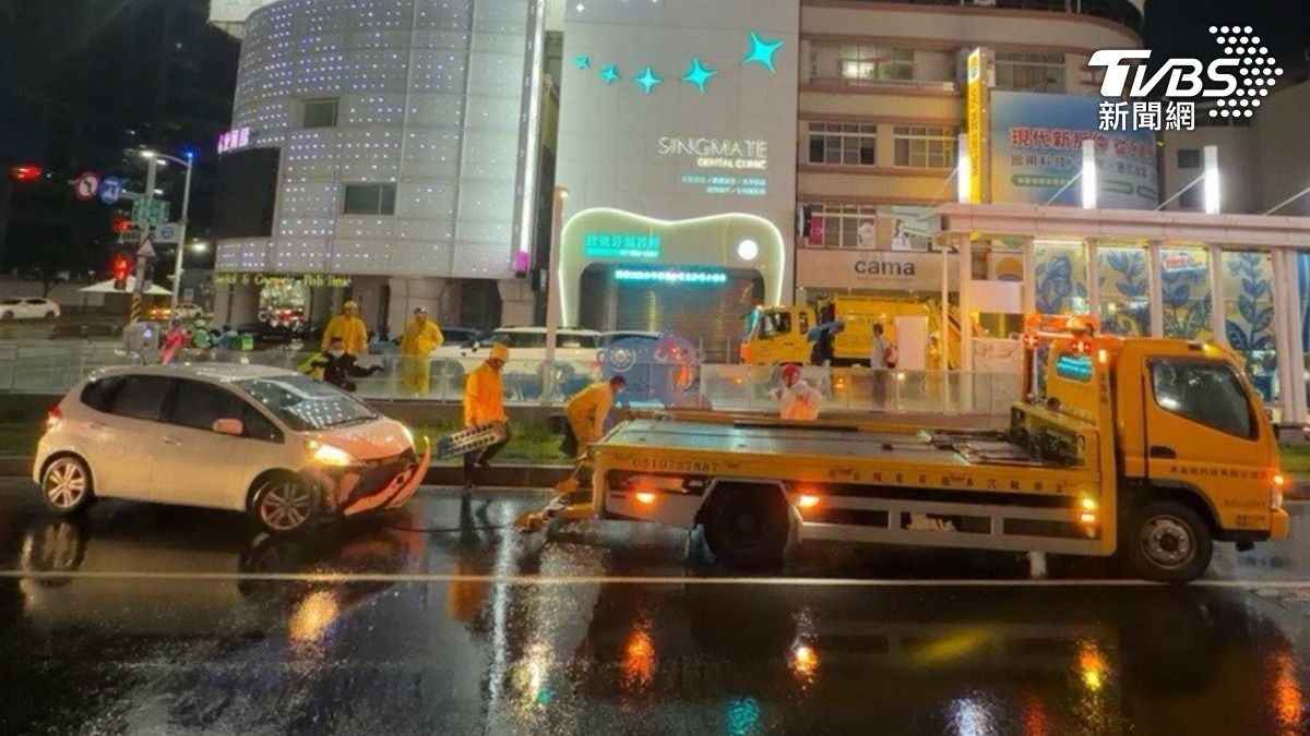 輕軌一小時後恢復通行。(圖/TVBS)