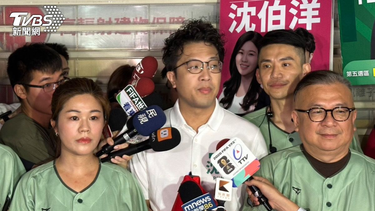 民進黨台北市長參選人沈伯洋18日大力抨擊對手蔣萬安根本無心市政。（圖／TVBS）