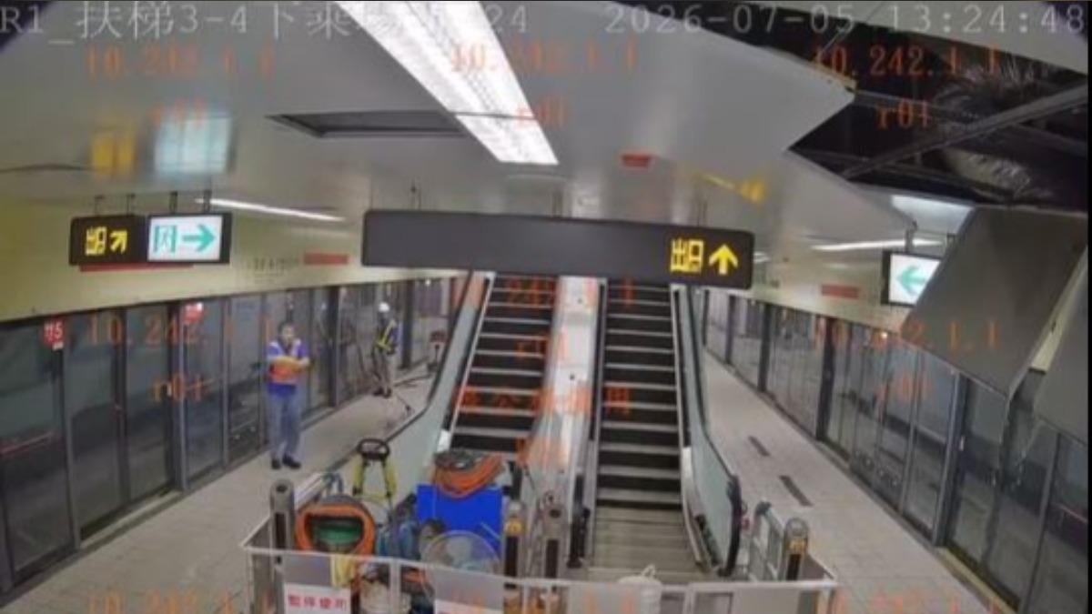 北捷站內天花板塌！蔣萬安稱「洗地板」　議員轟：你沒拖過地？