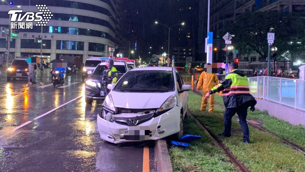 高雄一名64歲王姓男子酒後駕車,17日晚間行經鼓山區輕軌愛河之心站時,開上輕軌軌道卡石墩受困1hr,雙罪送辦最高罰19.5萬。(圖/TVBS)