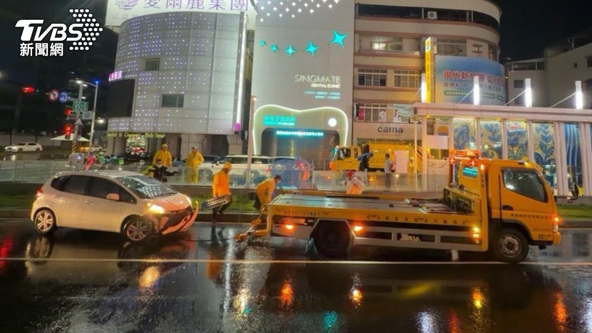 事發當時同步聯繫拖吊業者以及接駁運輸支援,高雄輕軌採取降級運轉的措施,全線營運未中斷。(圖/TVBS)