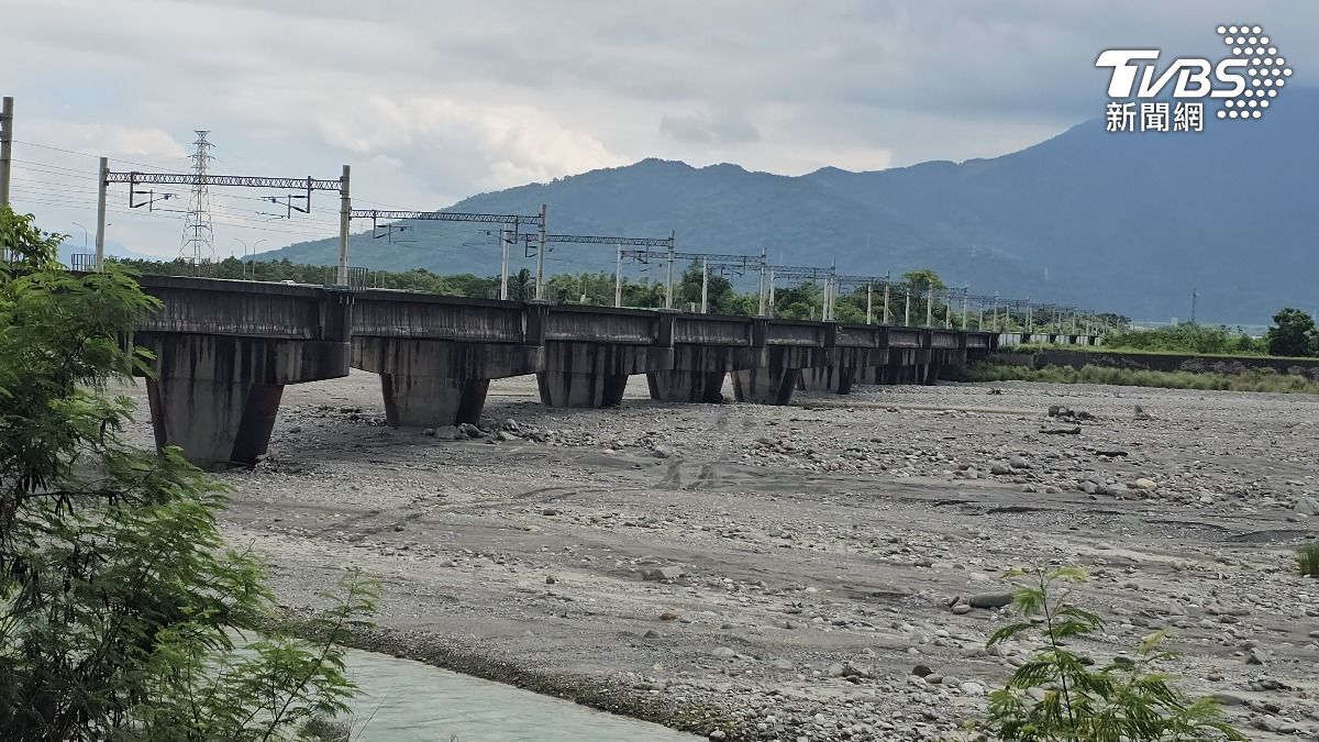 林保署說明即使堰塞湖溢流,洪水也不越過鐵路及公路橋面,不會沖毀橋梁。(圖/TVBS)