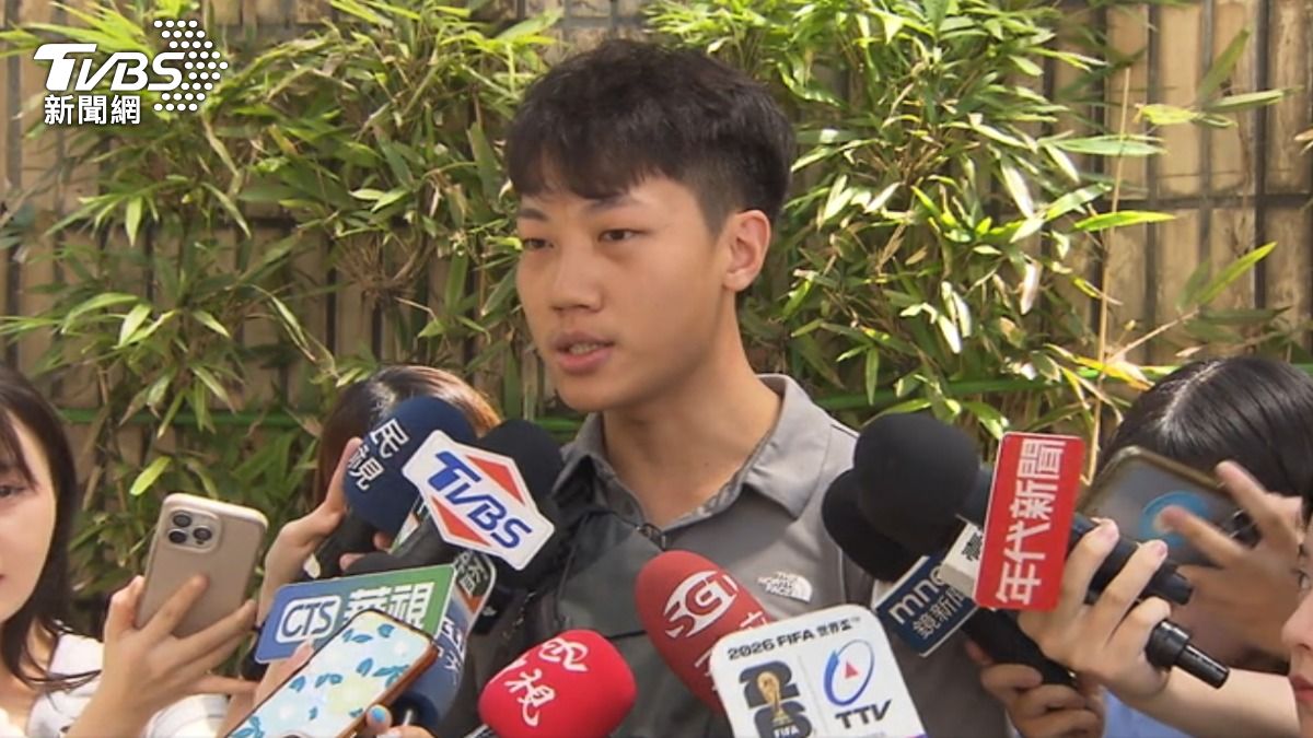 前刑警變身黃仁勳隨扈,日前街頭見車手面交,騎車跟監逾1小時助逮人。(圖/TVBS)