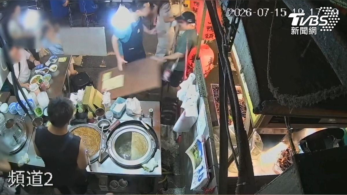 廟東夜市2攤爆衝突!蒜肉飯曝監視器 澄清沒越界。(圖/TVBS)