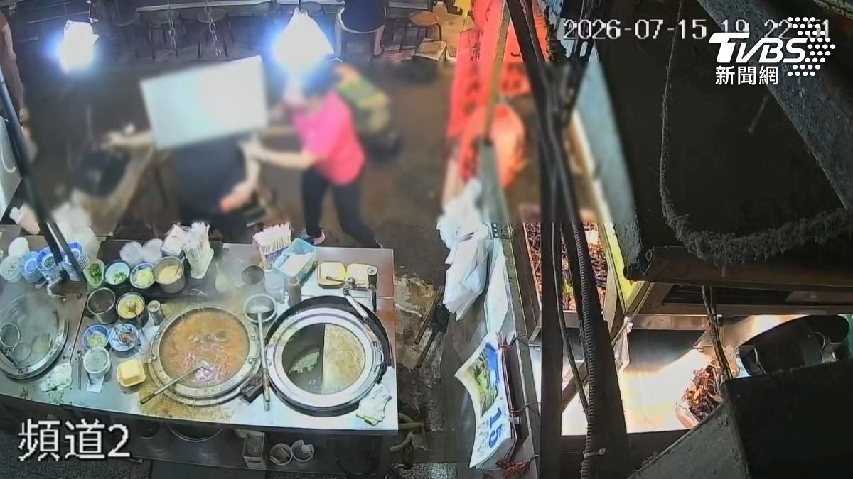 廟東夜市互毆片曝!「臀頂桌」引爆全武行。(圖/TVBS)