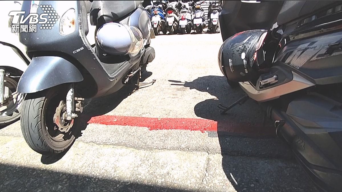 停車一夜竟長出紅線!騎士收罰單批搶錢 警:可申訴。(圖/TVBS)