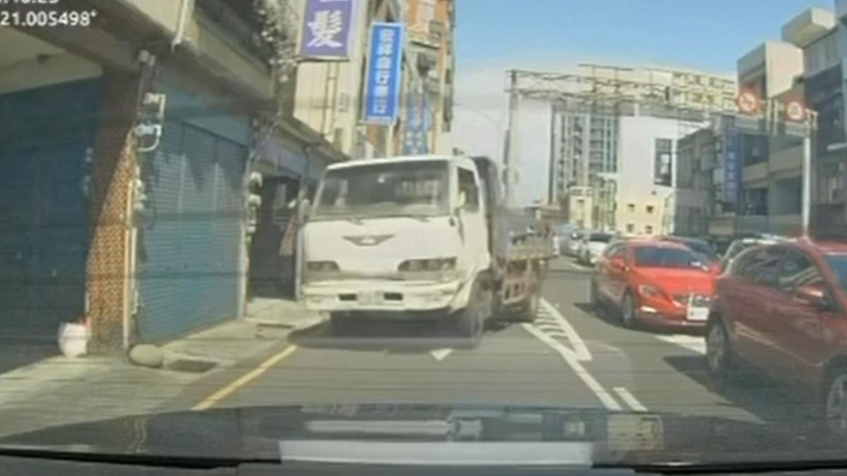 一輛大貨車往店門口衝，撞到柱子才停下來。（圖／TVBS）