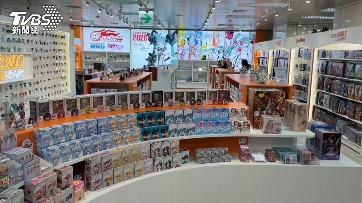 高雄駅一番街南北全區正式啟用,匯集了多家動漫主題商店,包括安利美特、木棉花、宅一番等知名品牌進駐。(圖/TVBS)