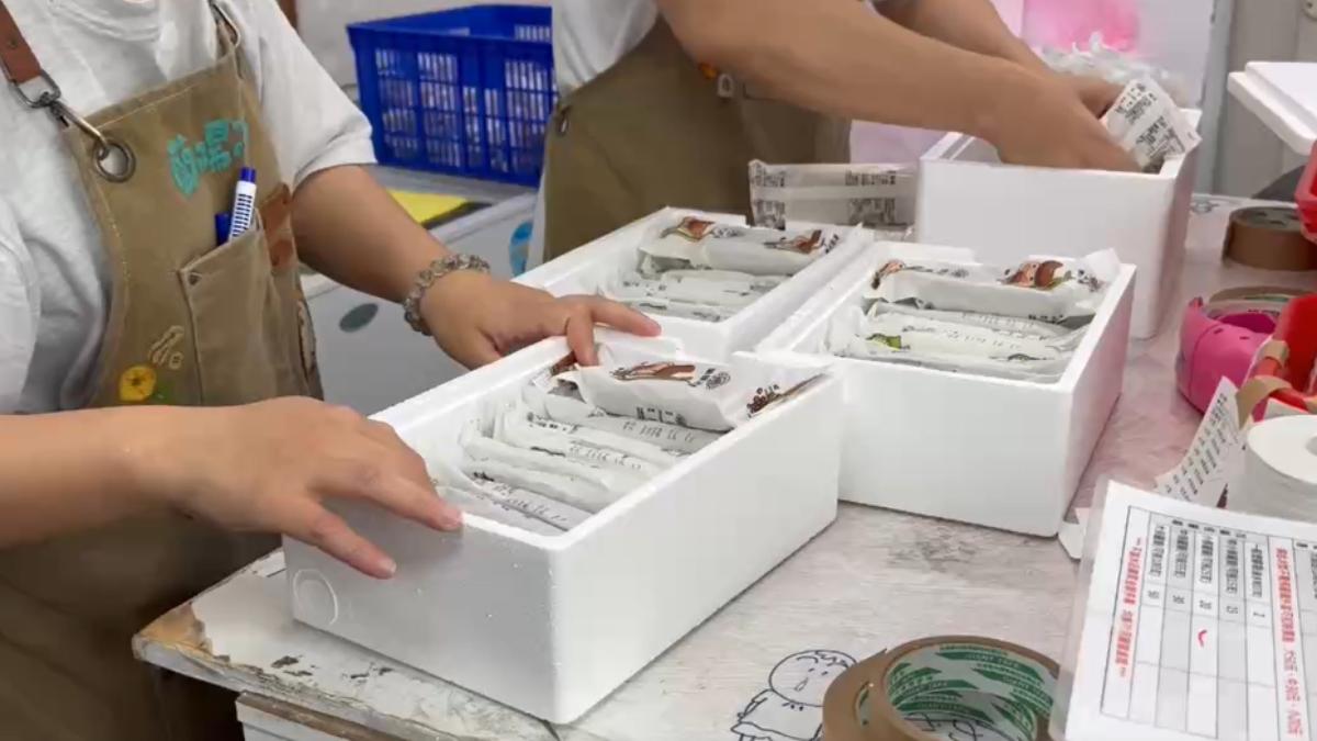 蘭陽發電廠內的冰店一年只有營業4到10月,吸引遊客爭相購買。(圖/TVBS)