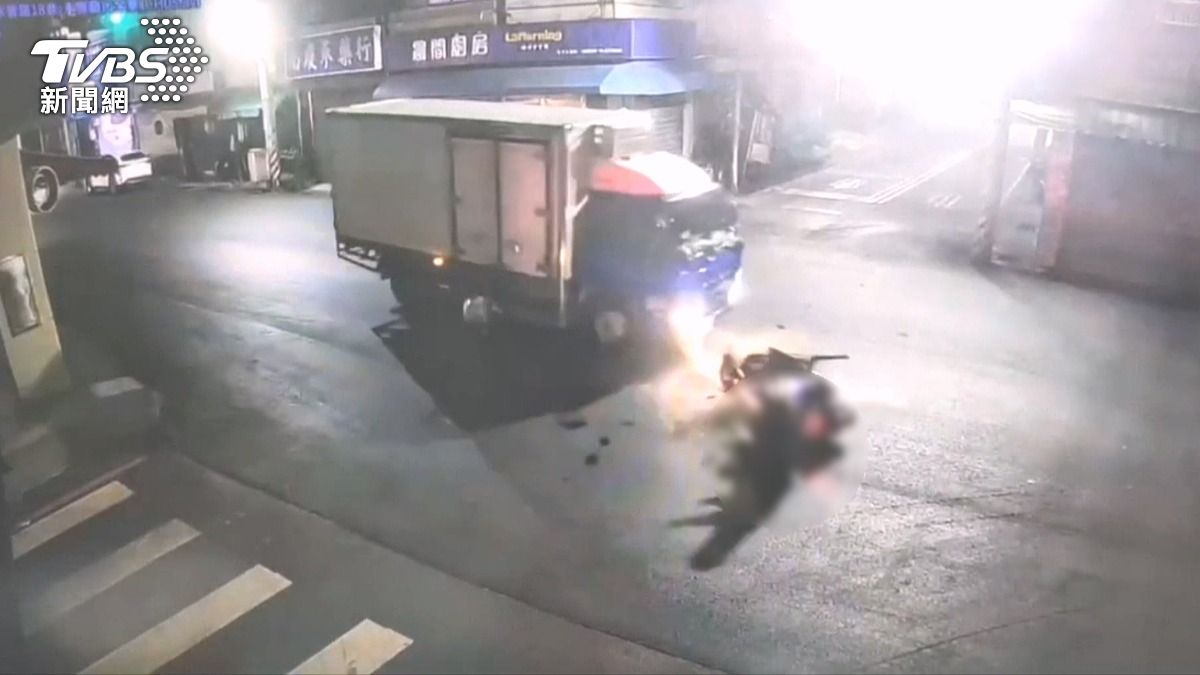  驚悚瞬間曝！女騎士闖紅燈撞貨車　連人帶車噴飛擦出火花。(圖／TVBS)