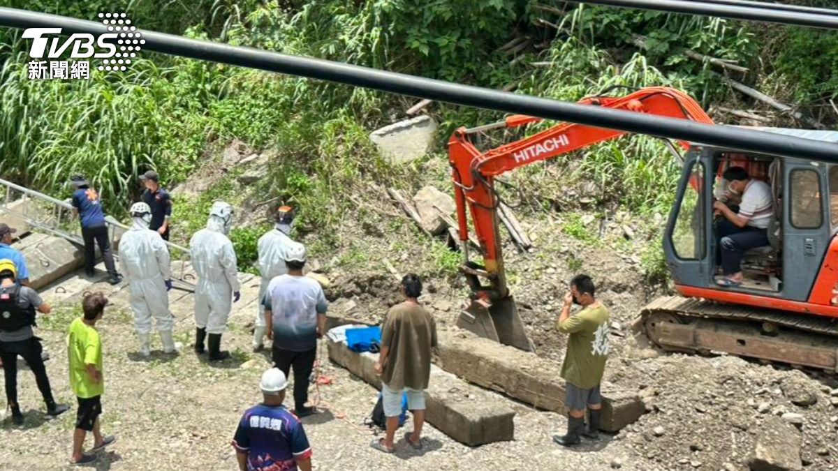 巴威颱風前戲水失蹤...青年陳屍水閘門 家屬悲慟認屍