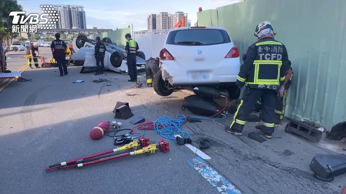 開到翻車!駕駛失控撞3車翻車 74歲騎士遭壓車底「救出已無意識」。(圖/TVBS)