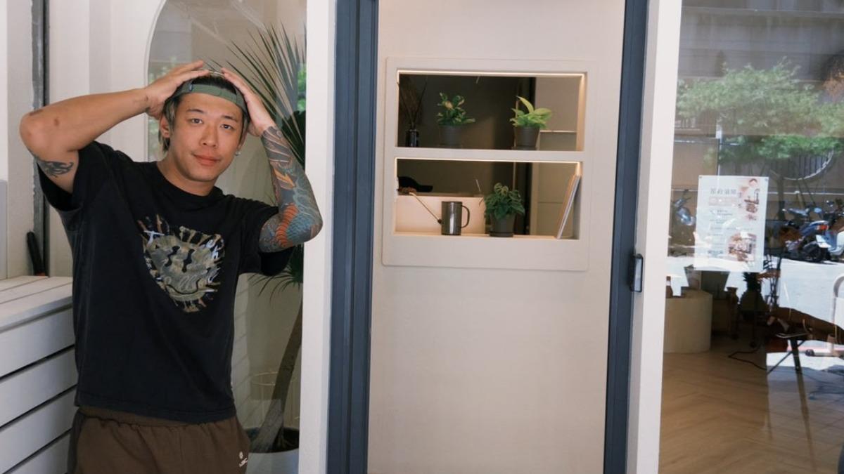 健志有時會趁兒子睡著後來店裡洗髮,享受奶爸的me time時光。(圖/混血兒娛樂提供)