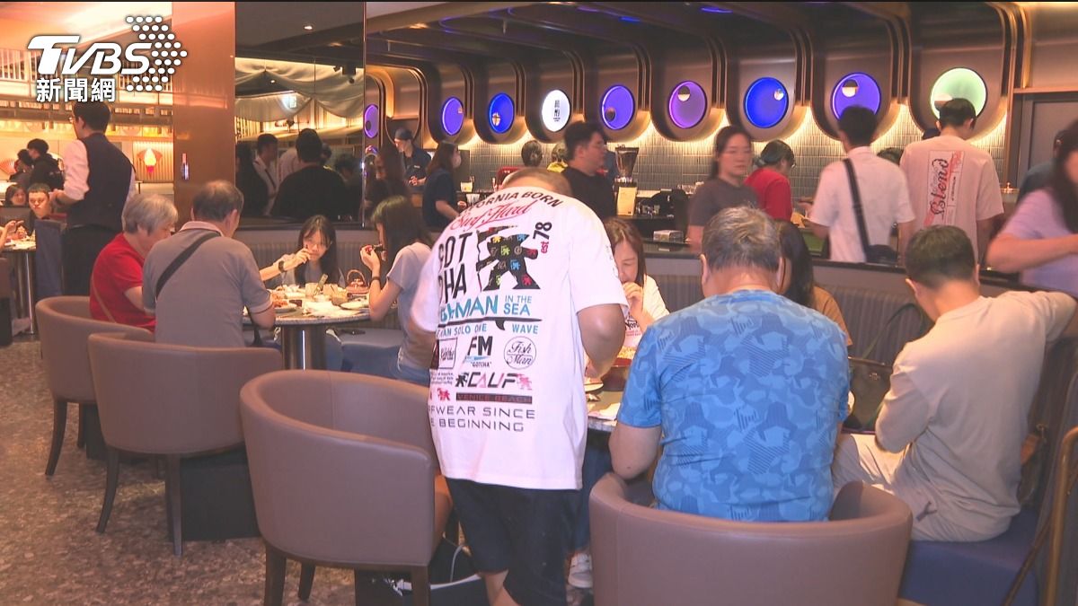旭集、島語同步開幕!台中百貨掀排隊潮 訂位規則全面調整。(圖/TVBS)