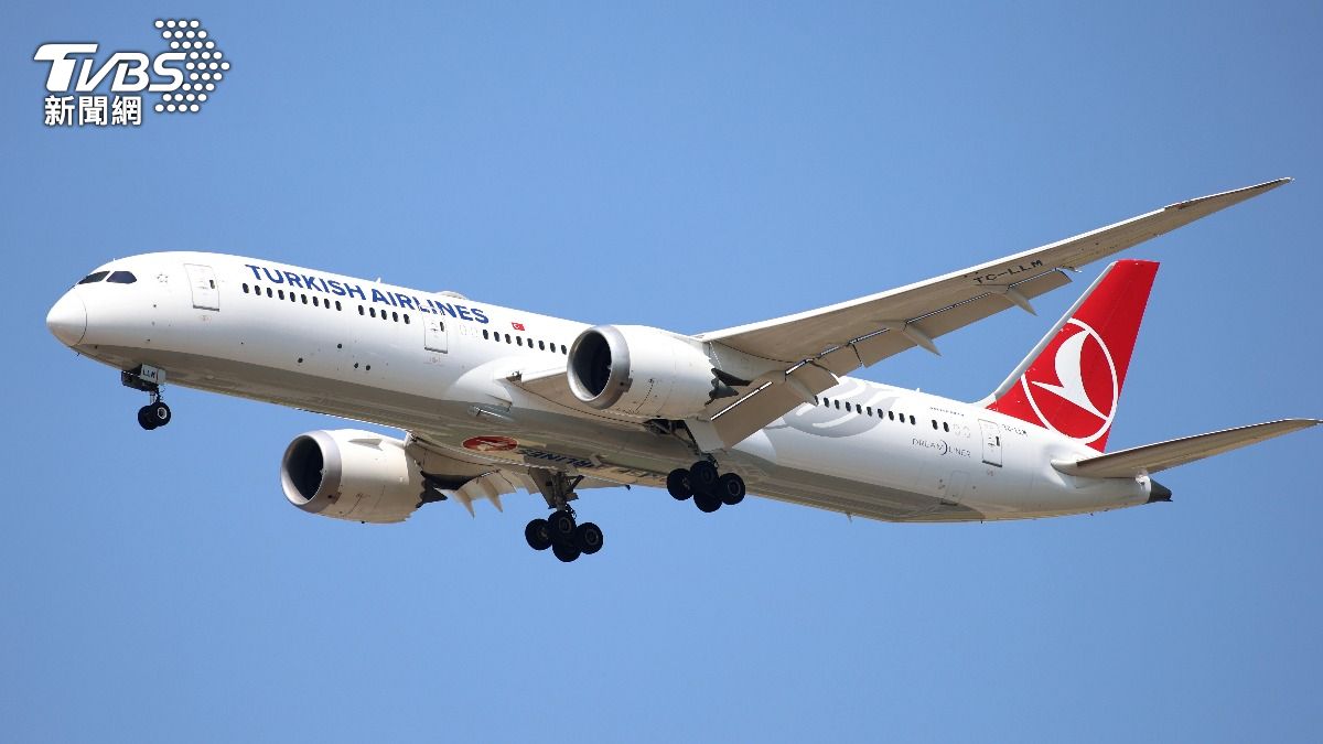 搬宗教拒坐女生旁!德籍男搭機暴走 當眾「痛毆空姐」下場慘了