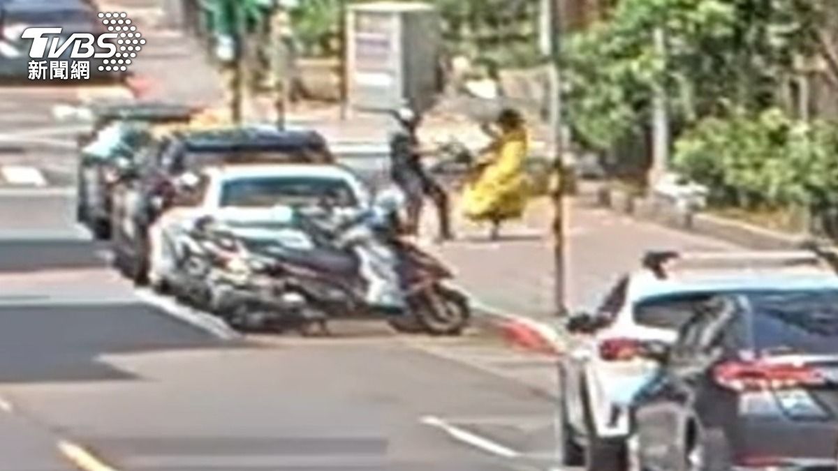 劫匪鎖定天母富人區,持刀搶婦LV包,警調百支監視器逮人。(圖/TVBS)