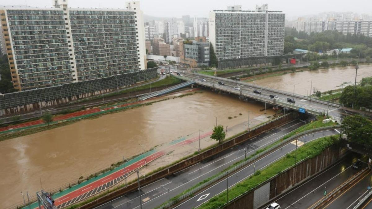 「極端水彈」轟炸首爾!東部高速公路全線封閉 漢江發洪水警報
