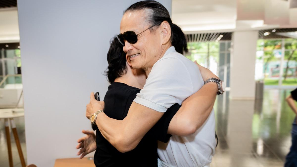 失聯37年找到了！《魯冰花》77歲導演楊立國露面　老婆一席話暖哭全網