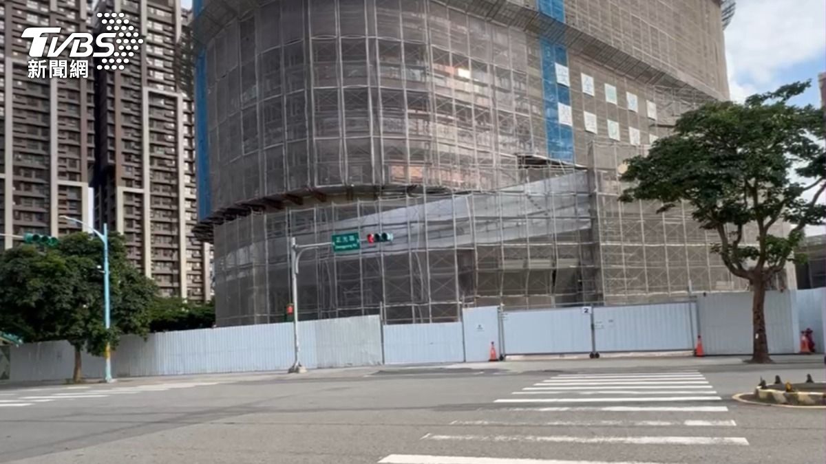 桃園今天下午一名工人施工時不慎從3樓鷹架墜落，緊急送醫。（圖／TVBS）