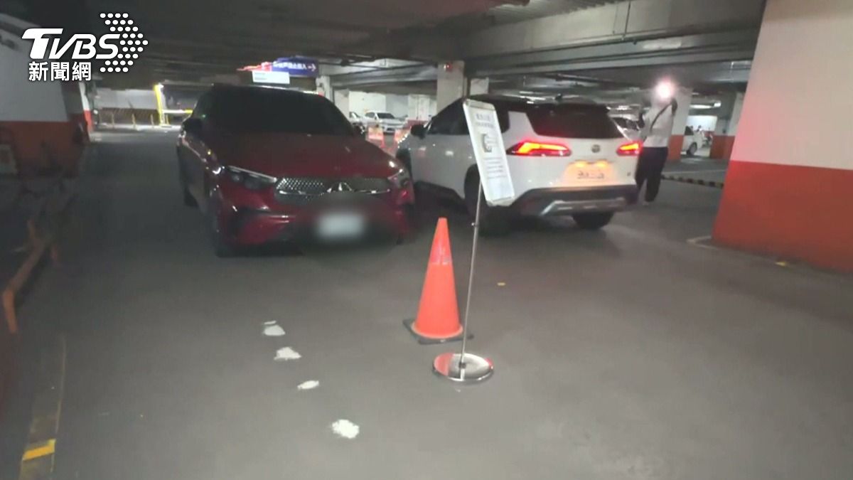 停車場驚見車擋道! 車主控疑壓反光標記爆胎 惹眾怒。(圖／TVBS)