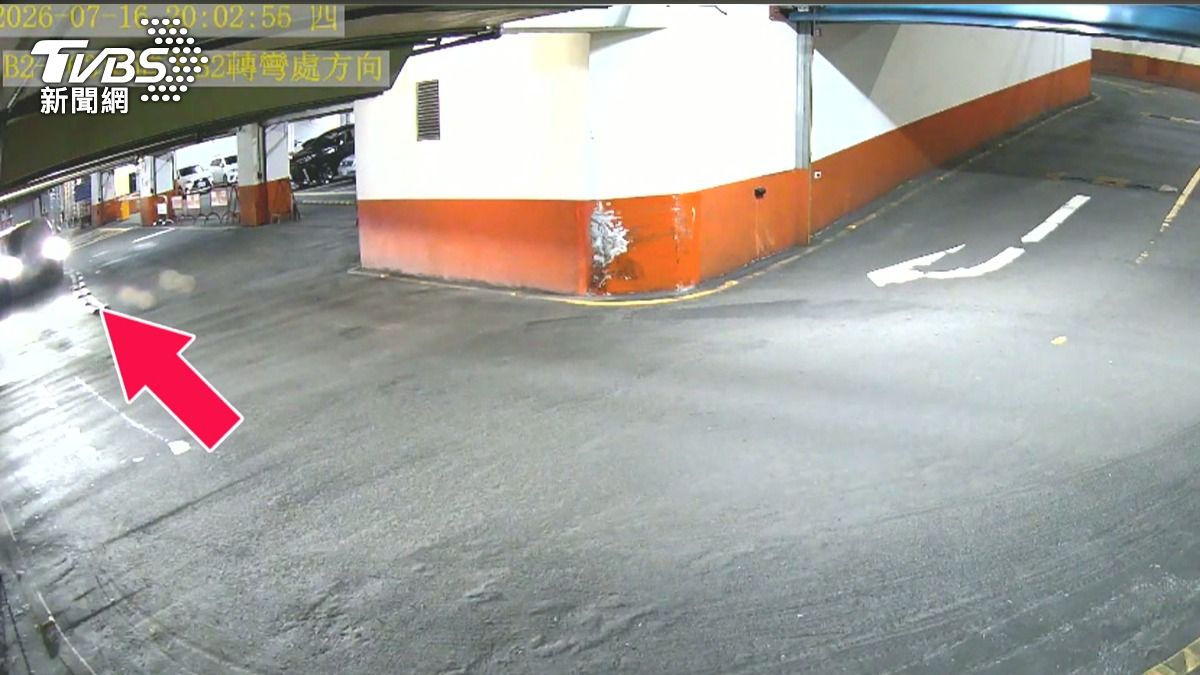 停車場驚見車擋道! 車主控疑壓反光標記爆胎 惹眾怒。(圖／TVBS)